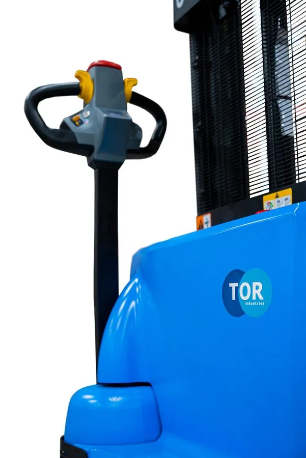 Самоходный штабелер с контролем скорости подъема 1,5 т 2,5 м TOR WS15H-2500SC PRO Li-ion 24/60 В/Ач для складских работ