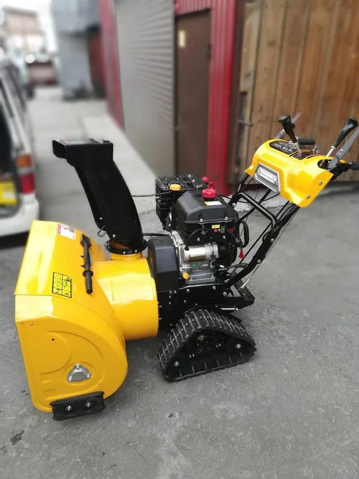 Снегоуборщик Profi Pro Track 1330 бензиновый двигатель