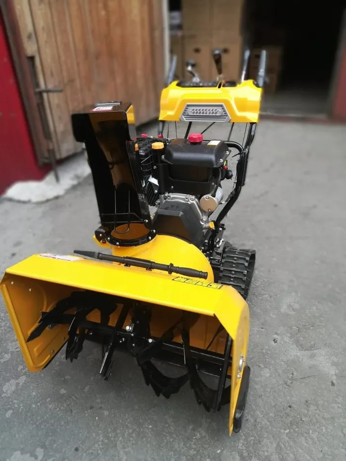 Снегоуборщик Profi Pro Track 1330 бензиновый двигатель